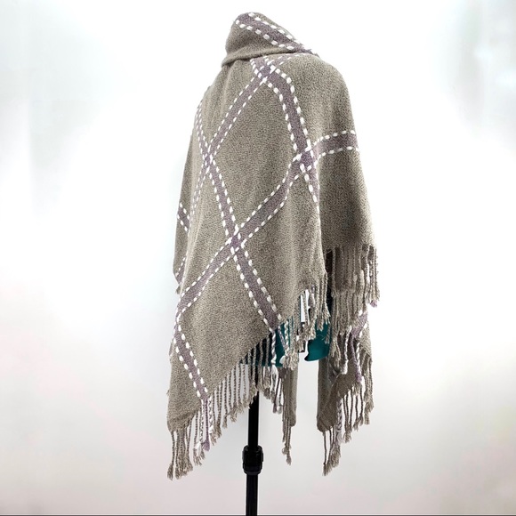 Accessory St New York NWT Shawl Style Knit Fringed Poncho, One Size - Picture 8 of 16